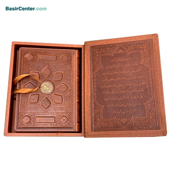 کتاب نفیس قرآن کریم با کاغذ معطر لبه طلا همراه با جعبه نفیس - Image 2