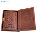 کتاب قرآن نفیس و معطر چرمی برجسته همراه با جعبه - Image 2